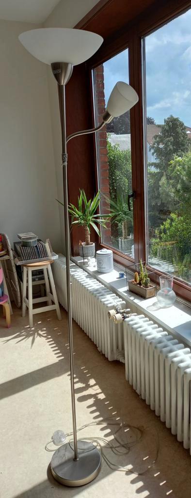 Vloerlamp met een tweede leeslampje/bureau, Huis en Inrichting, Lampen | Vloerlampen, Zo goed als nieuw, Ophalen