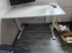 Witte Ikea bureau - in hoogte verstelbaar, Ophalen, In hoogte verstelbaar, Zo goed als nieuw, Bureau