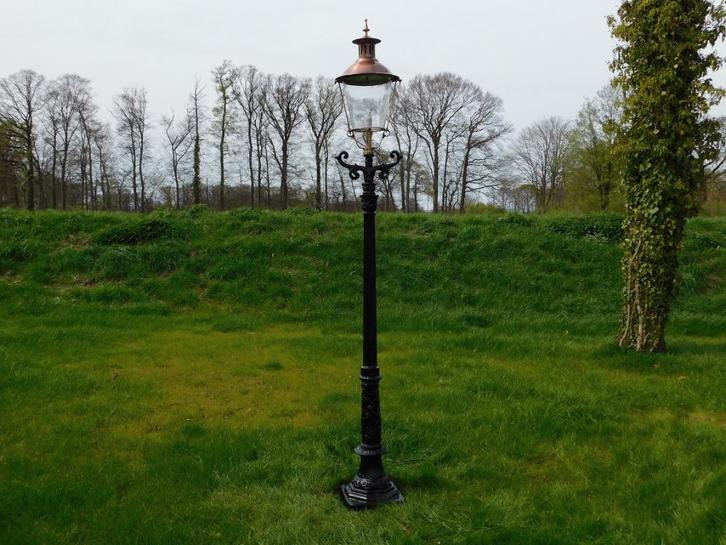Tuinlantaarn zwart, gietijzeren paal, met koperen kap, Antiek en Kunst, Antiek | Verlichting, Ophalen of Verzenden