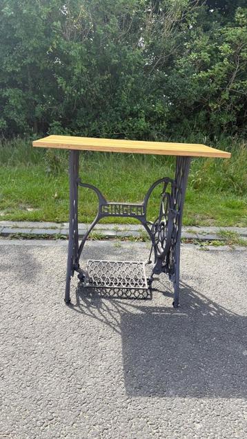 Buitentafel of binnentafel met singer beschikbaar voor biedingen