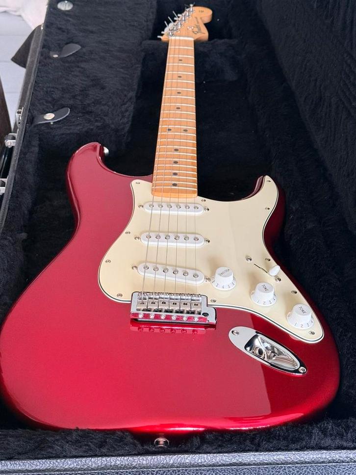 Fender stratocaster candy apple red. Mint!, Musique & Instruments, Instruments à corde | Guitares | Électriques, Comme neuf, Fender