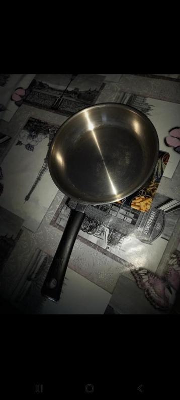 Poêle lagostina 24cm, Maison & Meubles, Cuisine | Casseroles & Poêles, Enlèvement ou Envoi