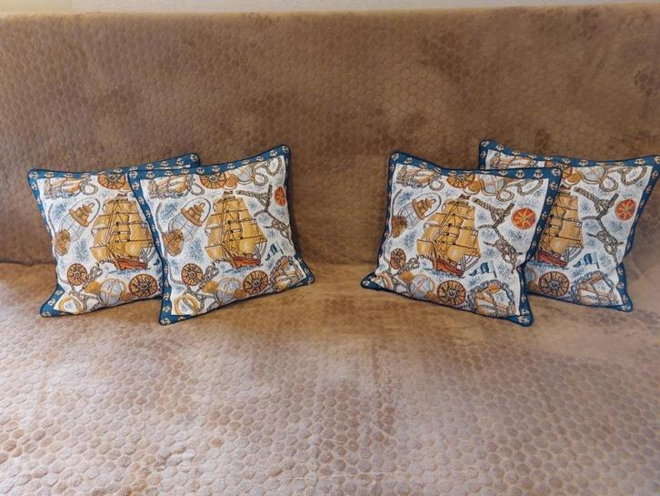 4 mooie, geborduurde sierkussens, Huis en Inrichting, Woonaccessoires | Kussens, Vierkant, Ophalen