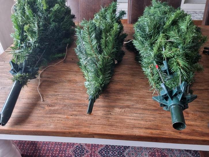2 grote kerstbomen met decoraties en tafelkleed, Huis en Inrichting, Woonaccessoires | Kunstplanten en Kunstbloemen, Ophalen