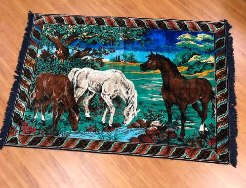 Mooi vintage velvet wandkleed kleed paarden 146/116, Antiek en Kunst, Antiek | Tapijten, Tafelkleden en Textiel, Ophalen of Verzenden