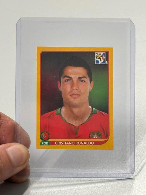 Autocollant Panini Cristiano Ronaldo #559 2010 suisse rouge, Collections, Articles de Sport & Football, Neuf, Cartes de joueur
