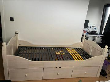 Enkelbed, bijpassende commode, wit hout beschikbaar voor biedingen