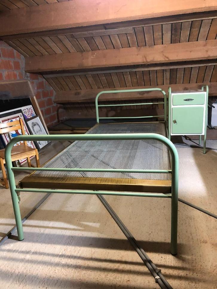 Retro metalen 1-persoonsbedden + bijhorende nachtkastjes, Kinderen en Baby's, Kinderkamer | Bedden, Gebruikt, 180 cm of meer, 85 tot 100 cm