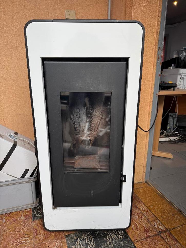 Feu a pellet Invicta 9 KW, Maison & Meubles, Poêles, Comme neuf, Autoportant, Poêle à granulés, Autres carburants, Enlèvement