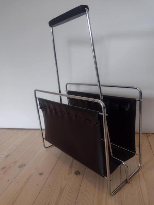 Vintage krantenbak / lectuurhouder (leder - chrome - hout), Huis en Inrichting, Woonaccessoires | Krantenbakken en Lectuurbakken