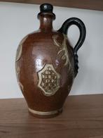 Kruik van steen met graveringen tekeningen, Ophalen