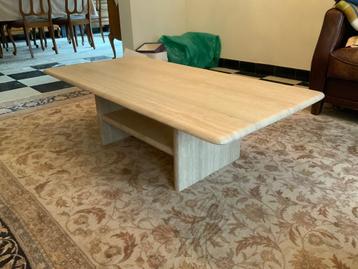 Tafel in travertine beschikbaar voor biedingen