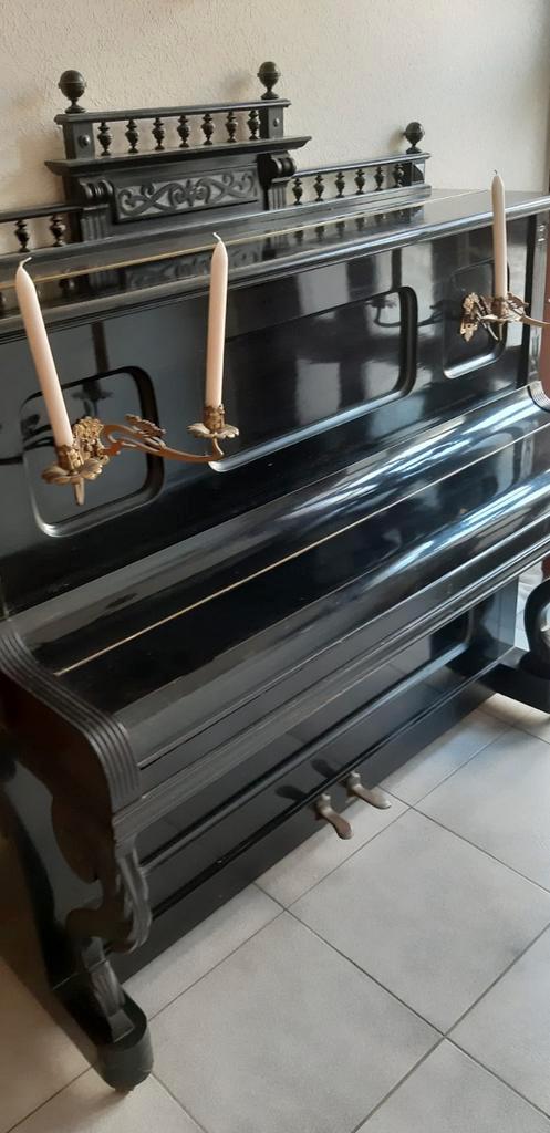 Decoratieve piano met kandelaars, Muziek en Instrumenten, Piano's, Gebruikt, Piano, Zwart, Hoogglans, Ophalen