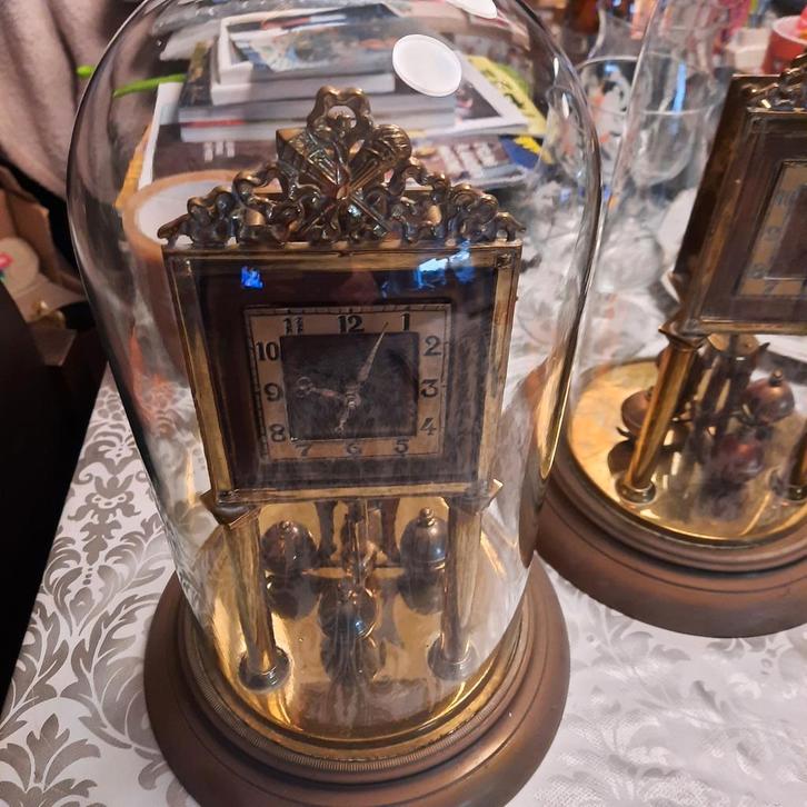 Klokken onder stolp , antiek ! 2 stuks ( verschillende ) ., Antiek en Kunst, Antiek | Klokken, Ophalen