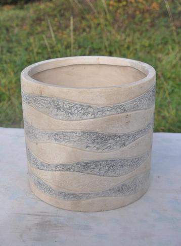 cache pot ligne beige et grise  beschikbaar voor biedingen