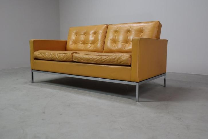 Florence Knoll two-seater sofa in mustard yellow leather, Huis en Inrichting, Zetels | Zetels, Gebruikt, Leer, Ophalen