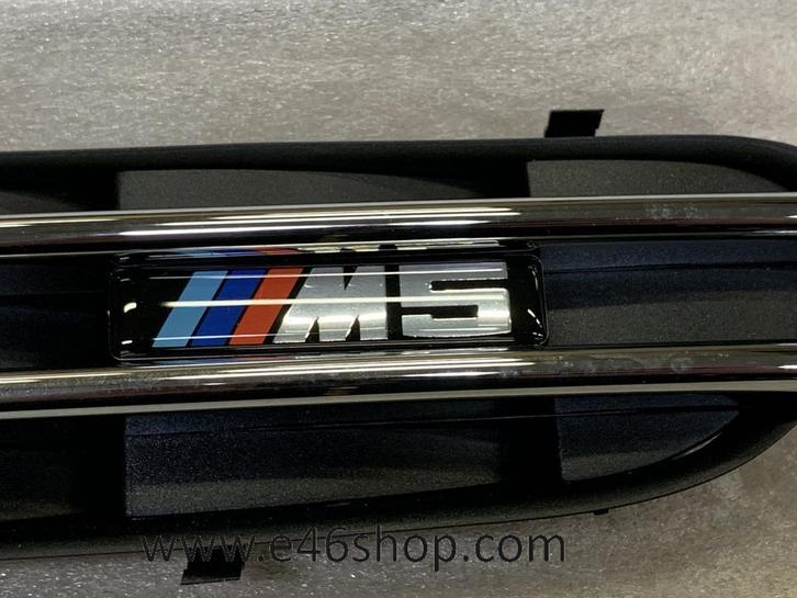 BMW M5 EMBLEEM GRILL RECHTER VOOR SPATBORD OE 51137896850, Auto-onderdelen, Carrosserie, BMW, Nieuw, Ophalen of Verzenden