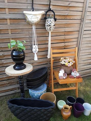 Veel bloempotten en macrame hangers ! beschikbaar voor biedingen