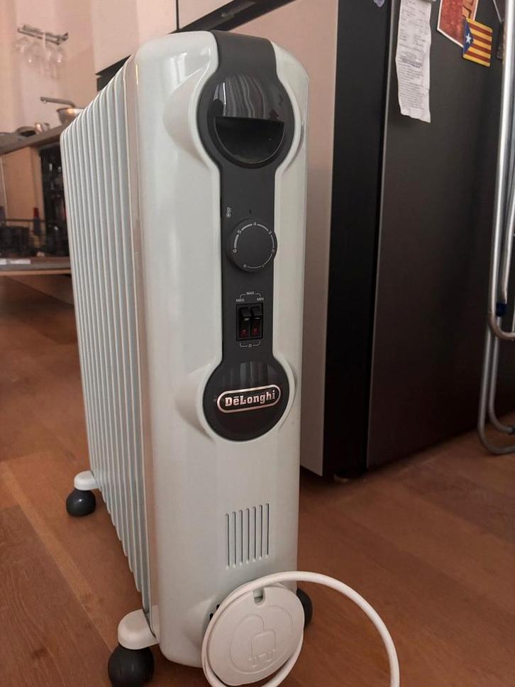 DeLonghi Oil-Filled Radiator – Model TRRS1225, Doe-het-zelf en Bouw, Verwarming en Radiatoren, Zo goed als nieuw, Radiator, 800 watt of meer