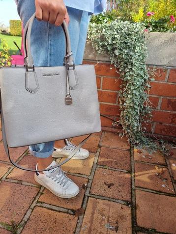 Sac gris Mickael Kors disponible aux enchères