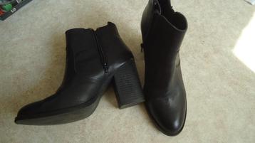 Enkellaarzen maat 40 beschikbaar voor biedingen