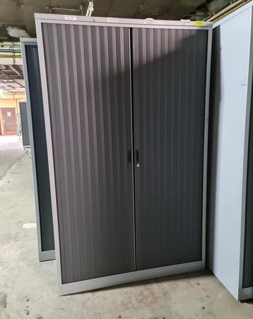 Armoire métallique étagère à volet disponible aux enchères