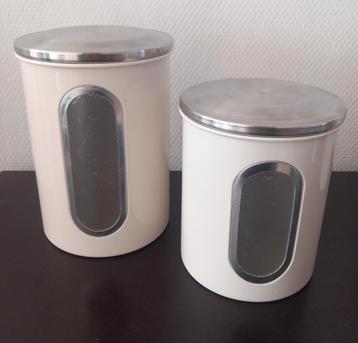 Twee metalen opbergdozen met deksel. beschikbaar voor biedingen