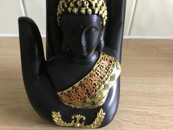 Bouddha beeldje gedragen op een handpalm . beschikbaar voor biedingen