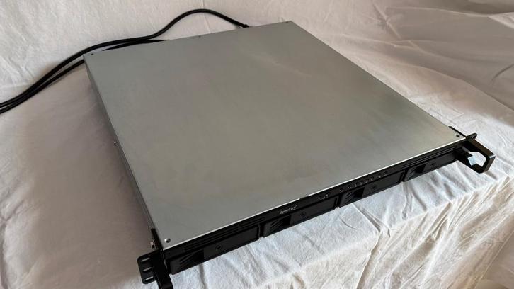 Synology RS815+ met DSM 7.3.2 ( RS818+ ) 16Gb, Computers en Software, NAS, Refurbished, Ophalen of Verzenden