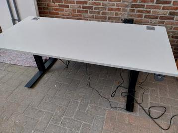 Elektrisch zit-sta bureau  beschikbaar voor biedingen