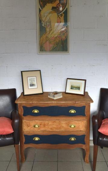 Mooi eikenhouten ladekast beschikbaar voor biedingen
