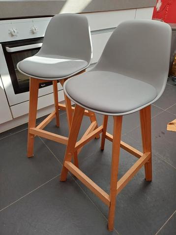 2 barstoelen, zithoogte 68 cm beschikbaar voor biedingen