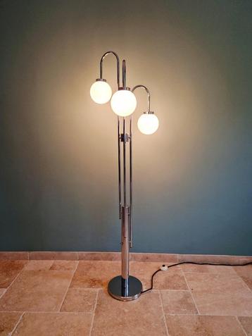 Vloerlamp in verchroomd metaal en opaline globe, 1970 beschikbaar voor biedingen