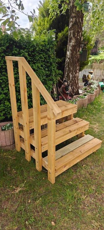 Houten opstaptrap  beschikbaar voor biedingen