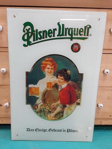 Bierreclame Pilsner Urquell op een facet geslepen glasplaat. beschikbaar voor biedingen