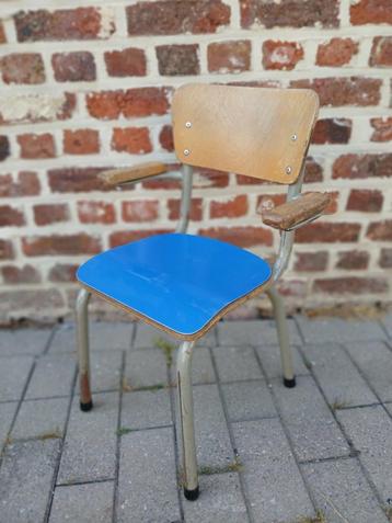 Vintage kleuterstoel beschikbaar voor biedingen
