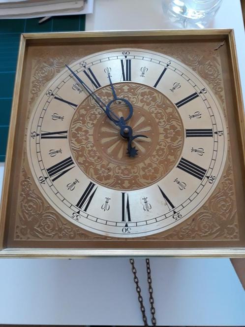 Horloge sonore avec face carrée dorée en laiton, Antiek en Kunst, Antiek | Klokken, Ophalen