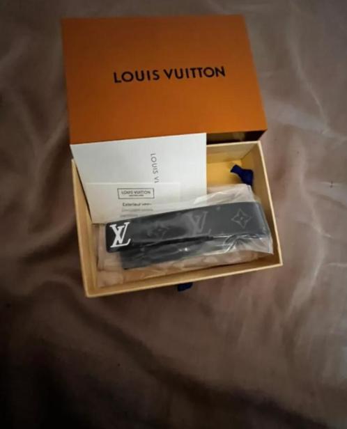 LOUIS VUITTON bracelet, Handtassen en Accessoires, Armbanden, Nieuw, Leer, Overige kleuren, Met bedels of kralen, Met strass, Verzenden