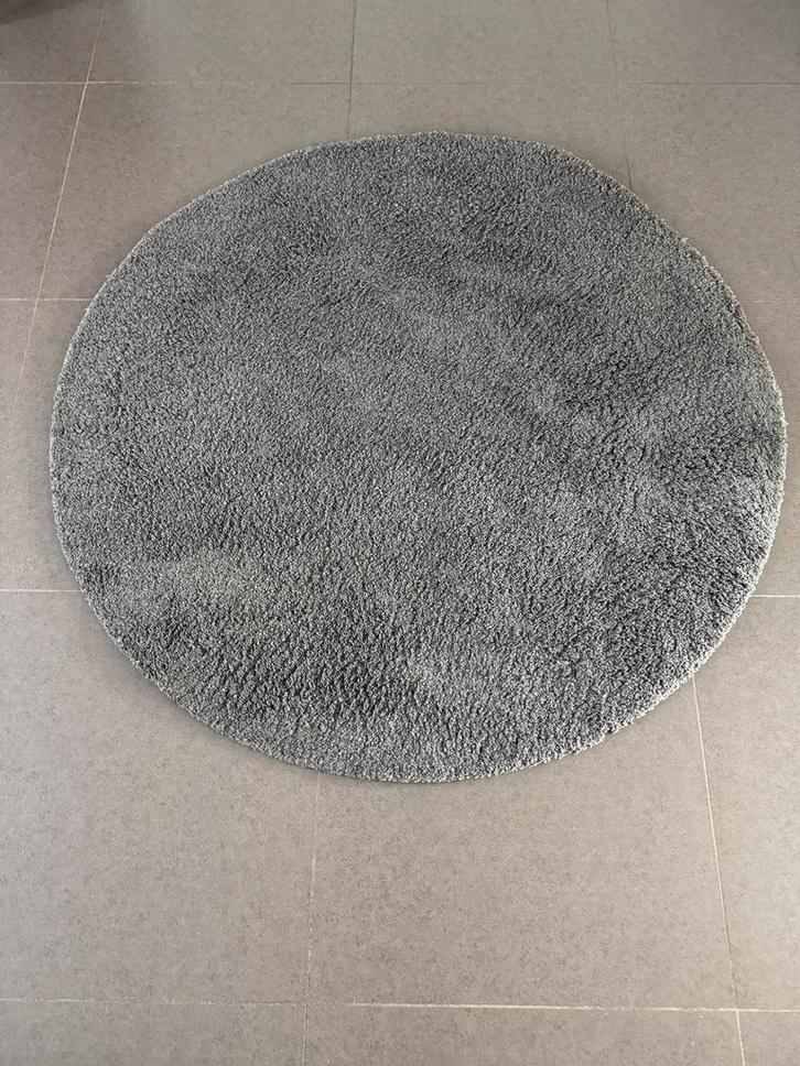 Rond donkergrijs tapijt 130cm in zeer goede staat, Huis en Inrichting, Stoffering | Tapijten en Vloerkleden, Gebruikt, Rond, Grijs