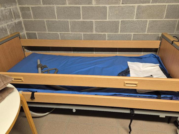 Lit médicalisé électrique Invacare Medley Ergo select, Divers, Matériel Infirmier, Comme neuf, Enlèvement