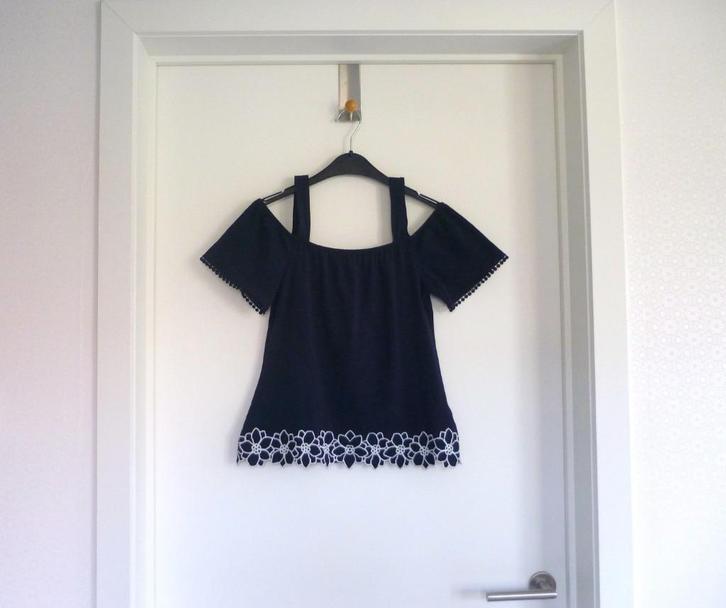 Donkerblauwe off shoulder top met witte bloemen Maat 38, Kleding | Dames, Topjes, Maat 38/40 (M), Ophalen of Verzenden