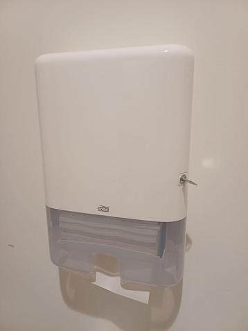 Dispensers papieren handdoekjes Tork beschikbaar voor biedingen