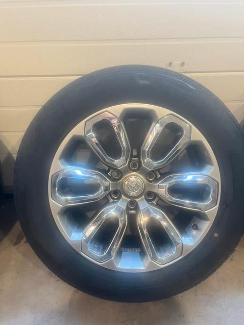 Nieuwstaat 20 inch RAM 1500 OEM velgen met banden en tpms, Auto-onderdelen, Banden en Velgen, Velg(en), All Season, 20 inch, 275 mm
