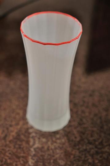 Vase blanc et bord rouge beschikbaar voor biedingen