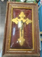 Kruis in kader met gebombeerd glas. Elk bod wordt overwogen., Antiek en Kunst, Ophalen