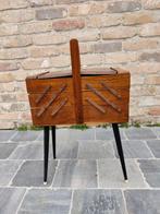 Vintage Naaibox uit 1955, Enlèvement