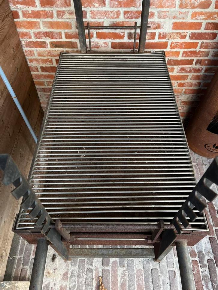 BBQ uit staal met inox rooster, Tuin en Terras, Houtskoolbarbecues, Gebruikt, Ophalen