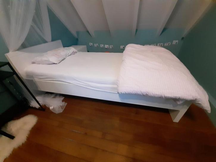 1-persoonsbed en nachtkastje - nog in zeer goede staat!, Huis en Inrichting, Slaapkamer | Slaapbanken, 90 cm, Wit, Ophalen