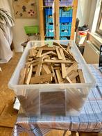 Bak vol houten latjes parket kapla, Ophalen