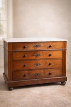 Commode élégante de style classique, réalisée en bois massif, Enlèvement, Utilisé, Autres matériaux